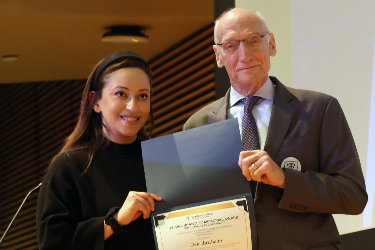 Dee receives the Elaine Brantley Award