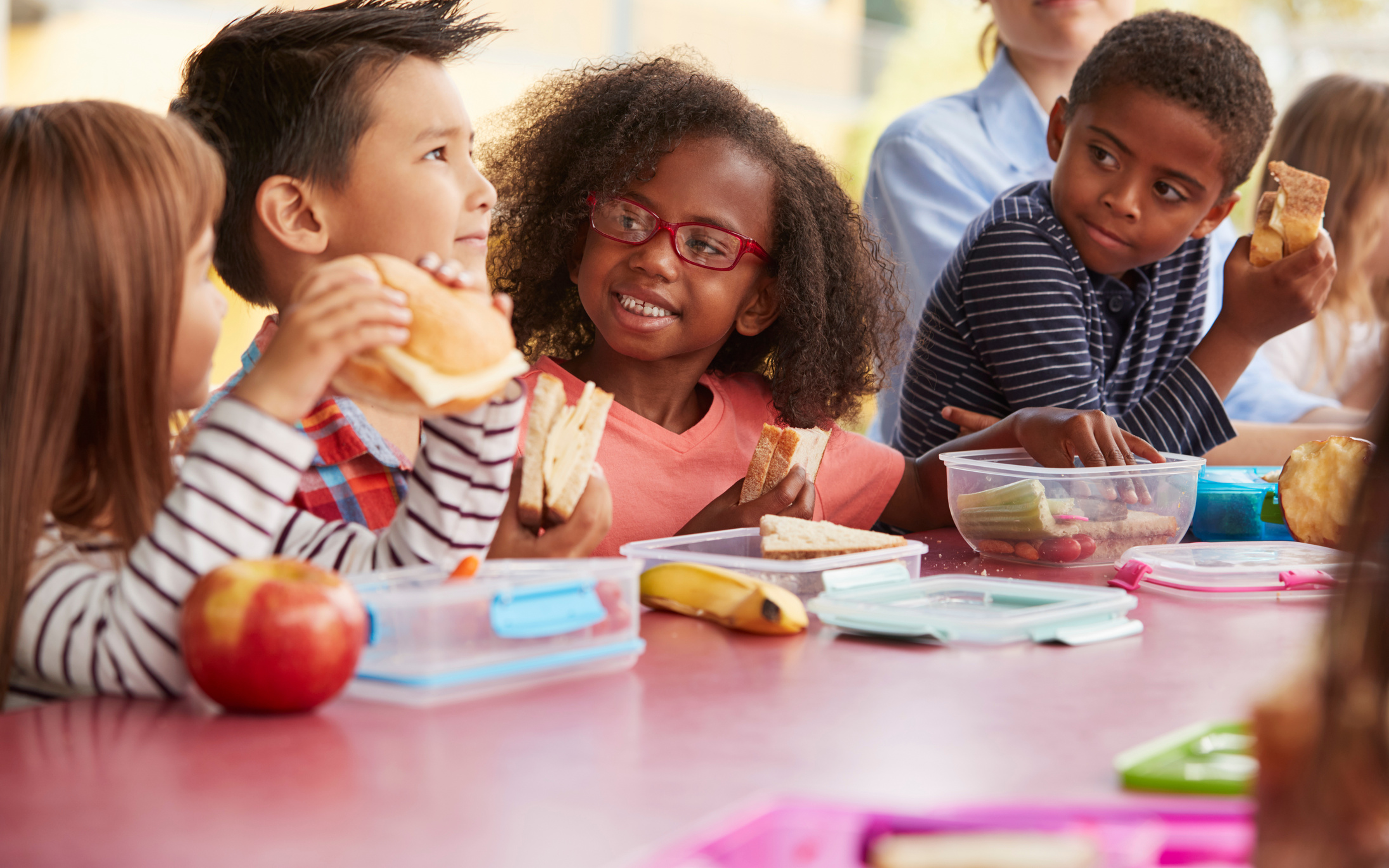 Kids eating lunch and talking