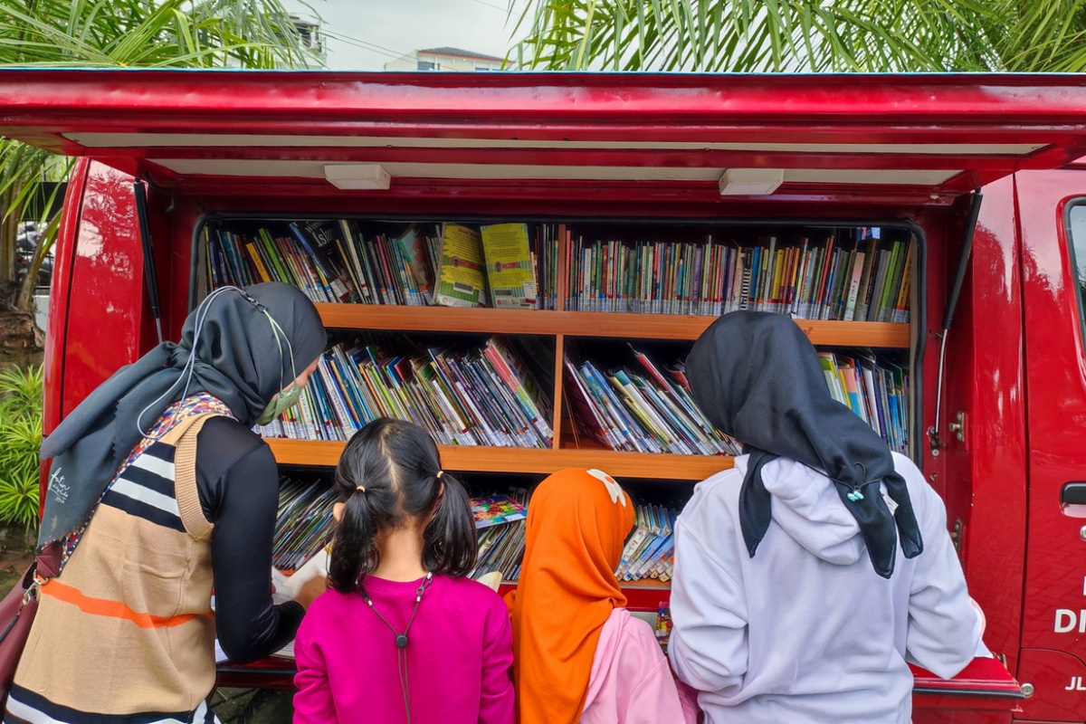 Indonesian students browsing different books.