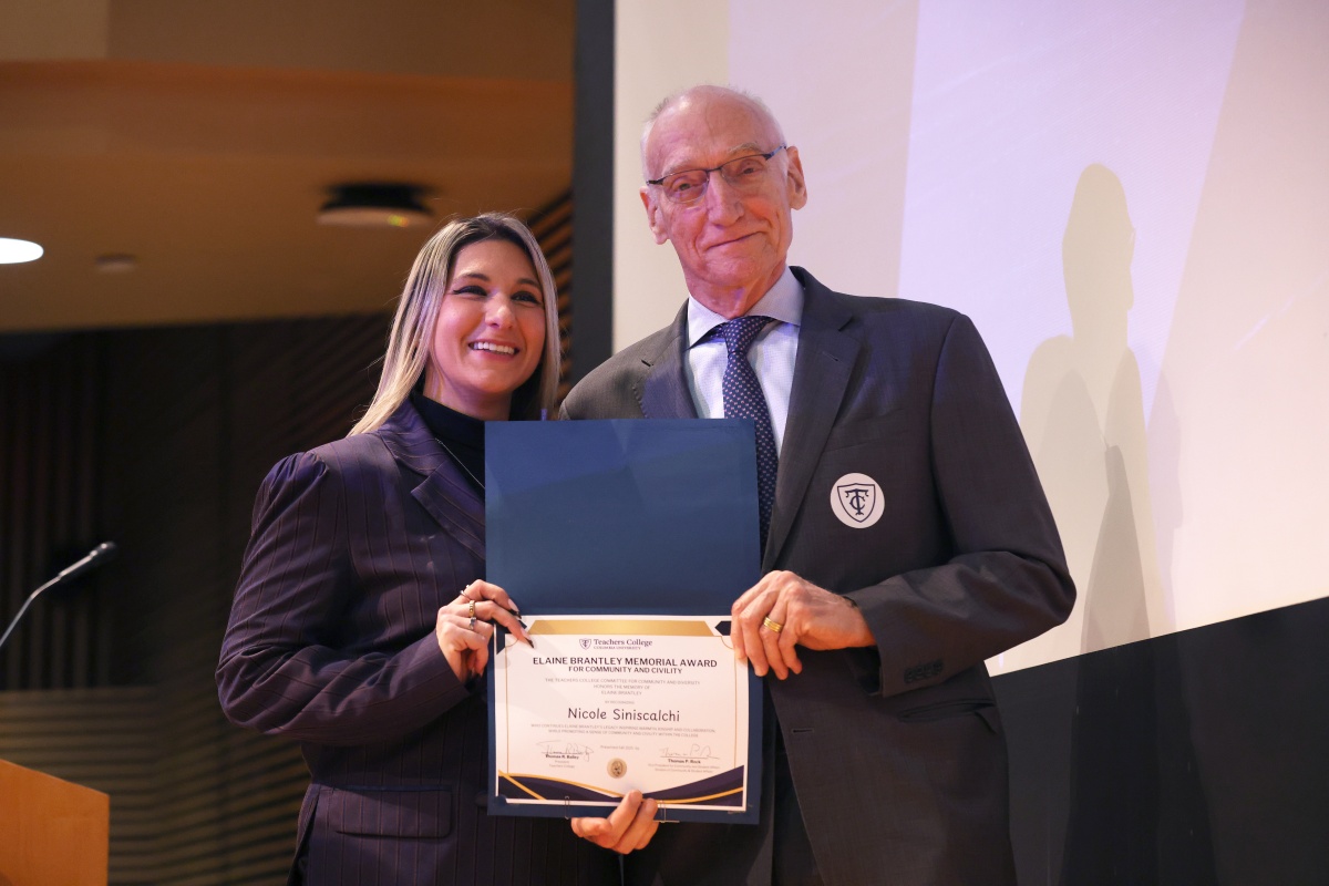 Niki receives the Elaine Brantley award