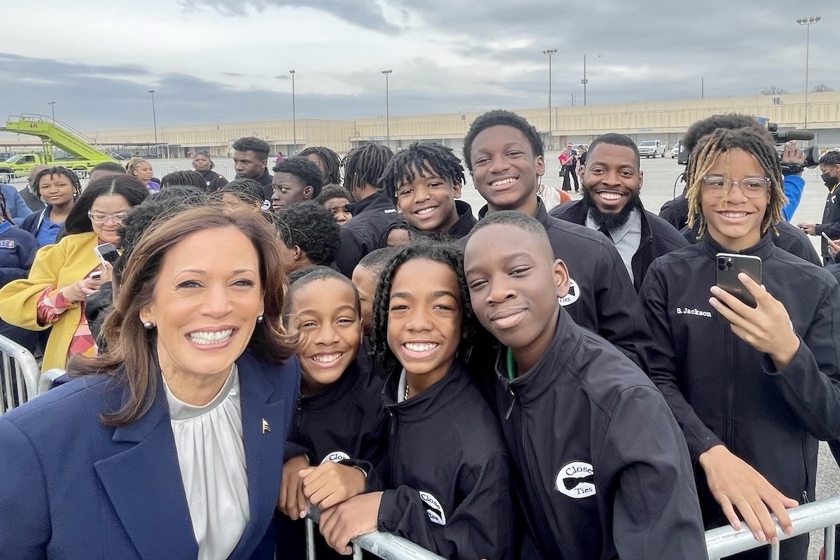 Kamala Harris selfie-BrandonMartinAlumProfile